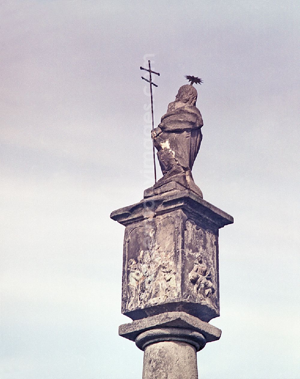 GDR image archive: Räckelwitz - Tourist Attraction and Landmark Statue of a saint at the edge of the field in Raeckelwitz, Saxony on the territory of the former GDR, German Democratic Republic