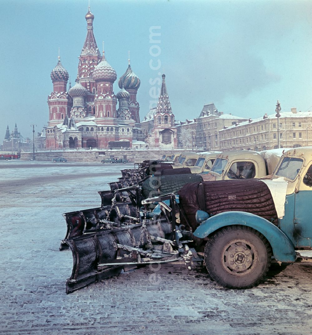 GDR image archive: Moskva - Moskau - Red Square in winter with snow clearing vehicles and St. Basil's Cathedral in Moskva - Moscow in Russia