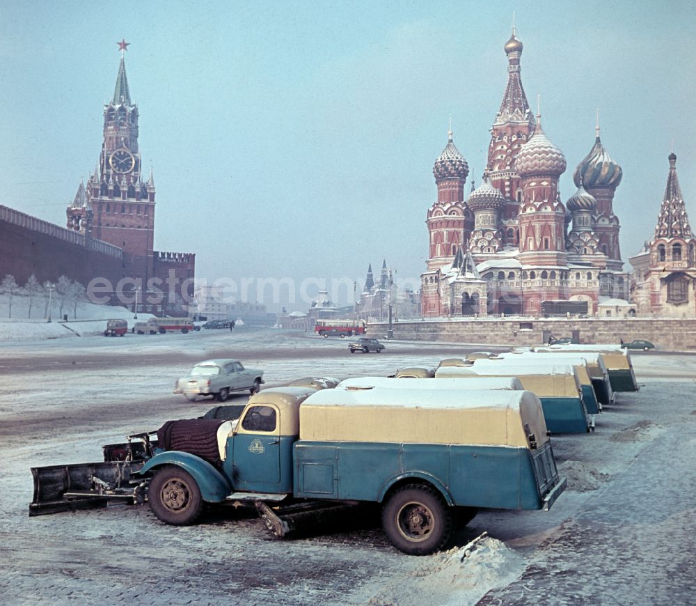 GDR picture archive: Moskva - Moskau - Red Square in winter with snow clearing vehicles and St. Basil's Cathedral in Moskva - Moscow in Russia