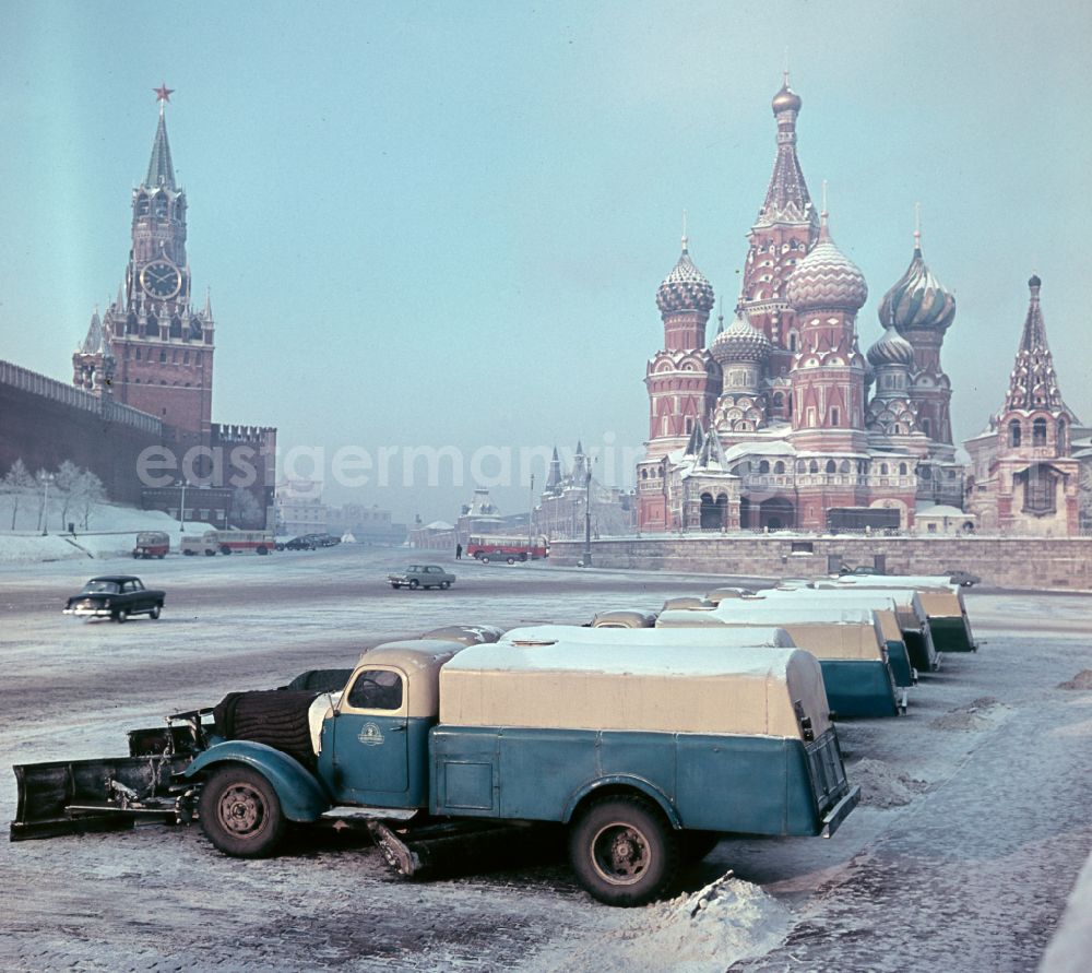 GDR image archive: Moskva - Moskau - Red Square in winter with snow clearing vehicles and St. Basil's Cathedral in Moskva - Moscow in Russia