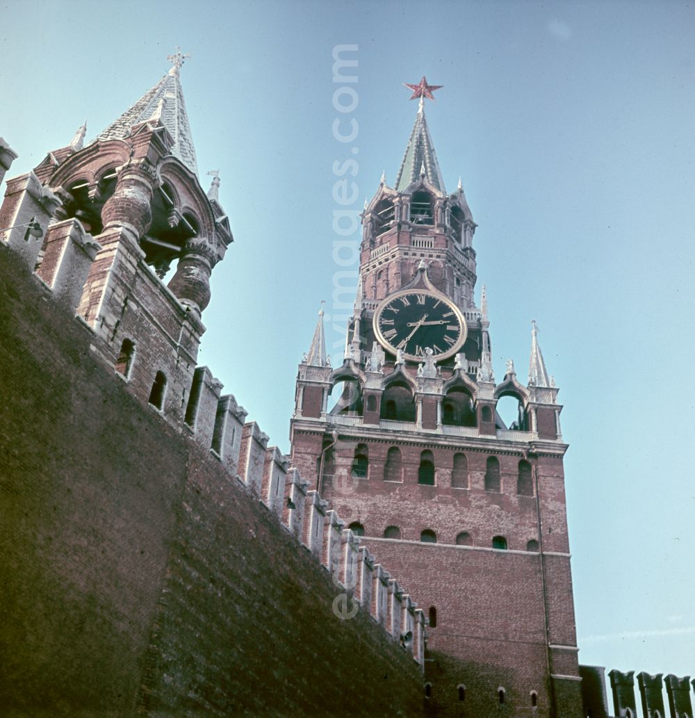 GDR photo archive: Moskva - Moskau - Red Square in winter with wall and towers of the Moscow Kremlin, including the Spassky Tower with red star in Moskva - Moscow in Russia