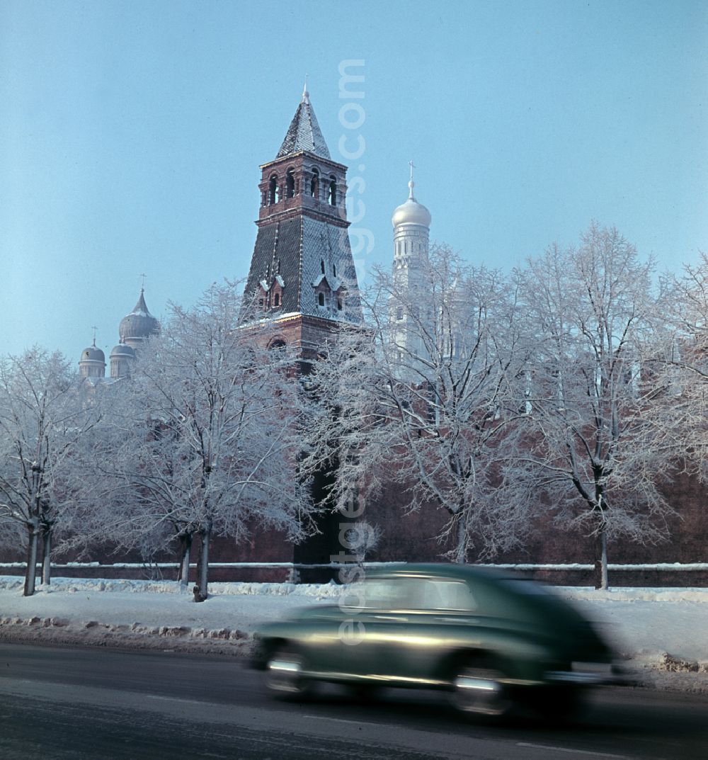 GDR picture archive: Moskva - Moskau - View of the Senate Tower and the wall of the Moscow Kremlin in winter in Moskva - Moscow in Russia