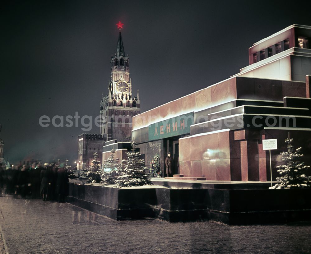 Moskva - Moskau: Queue at Lenin Mausoleum on Red Square in winter in Moskva - Moscow in Russia