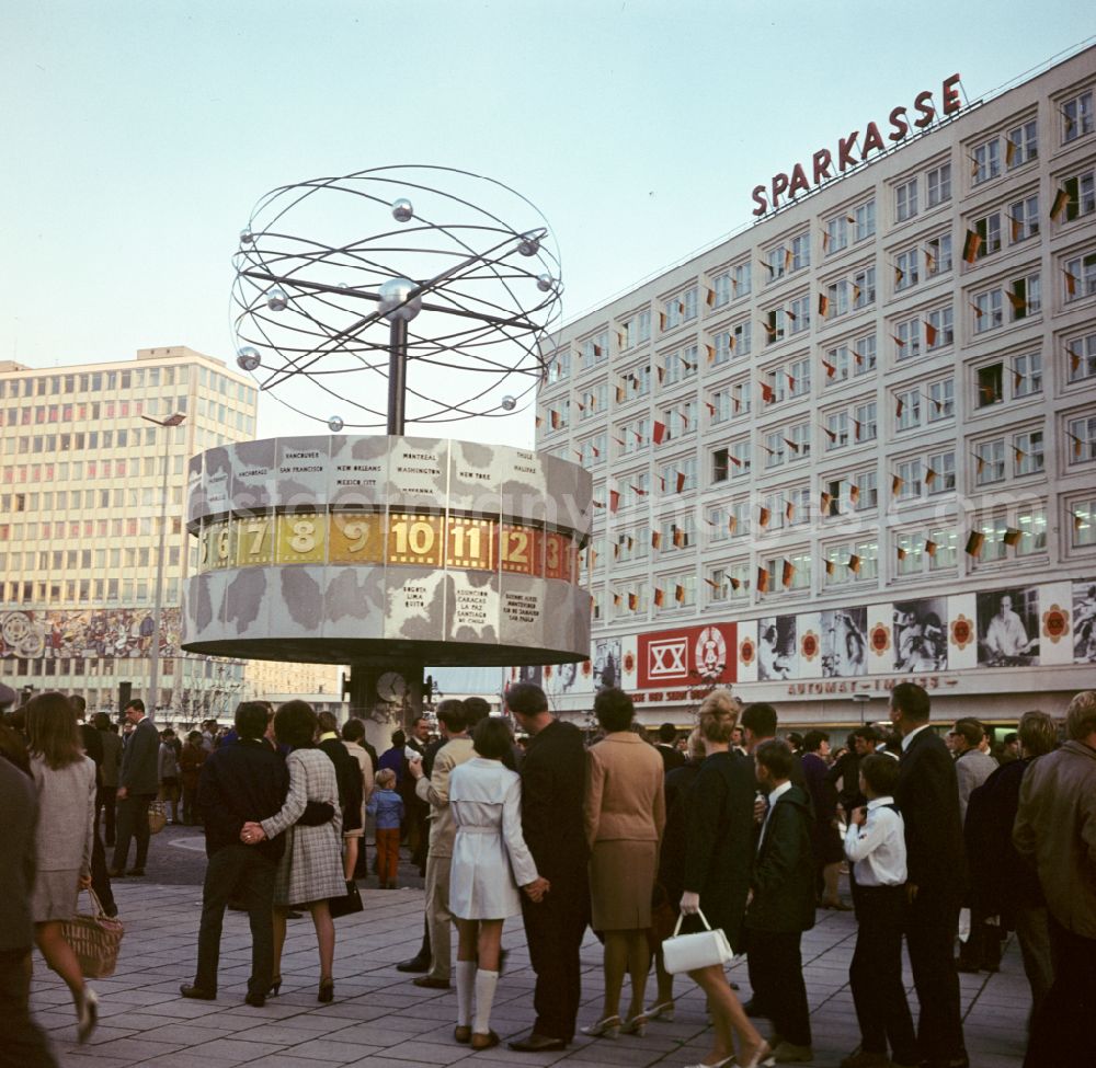 GDR photo archive: Berlin - Tourist Attraction and Landmark Weltzeituhr on place Alexanderplatz in Berlin Eastberlin on the territory of the former GDR, German Democratic Republic