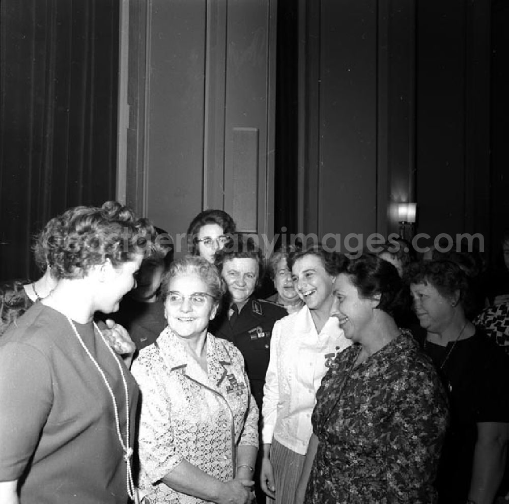 Berlin: November.1963 Walter Ulbricht mit Afrikanern.