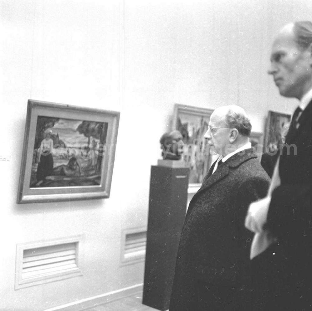 GDR photo archive: Dresden - Walter Ulbricht beim Besuch der eröffneten Gemäldegalerie / Galerie - Neue Meister im Dresdner Albertinium. Ulbricht schaut sich Gemälde an.