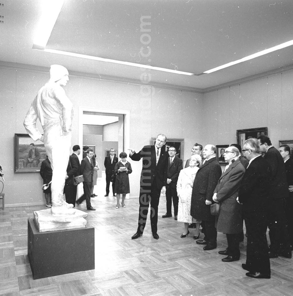 GDR picture archive: Dresden - Walter Ulbricht beim Besuch der eröffneten Gemäldegalerie / Galerie - Neue Meister im Dresdner Albertinium. Ulbricht und beteiligte stehen zusammen, Mann erklärt Skulptur / Plastik.