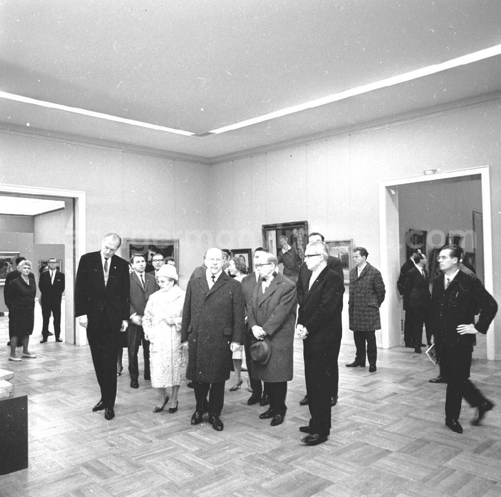 Dresden: Walter Ulbricht beim Besuch der eröffneten Gemäldegalerie / Galerie - Neue Meister im Dresdner Albertinium. Ulbricht und Beteiligte stehen in Galerie zusammen.