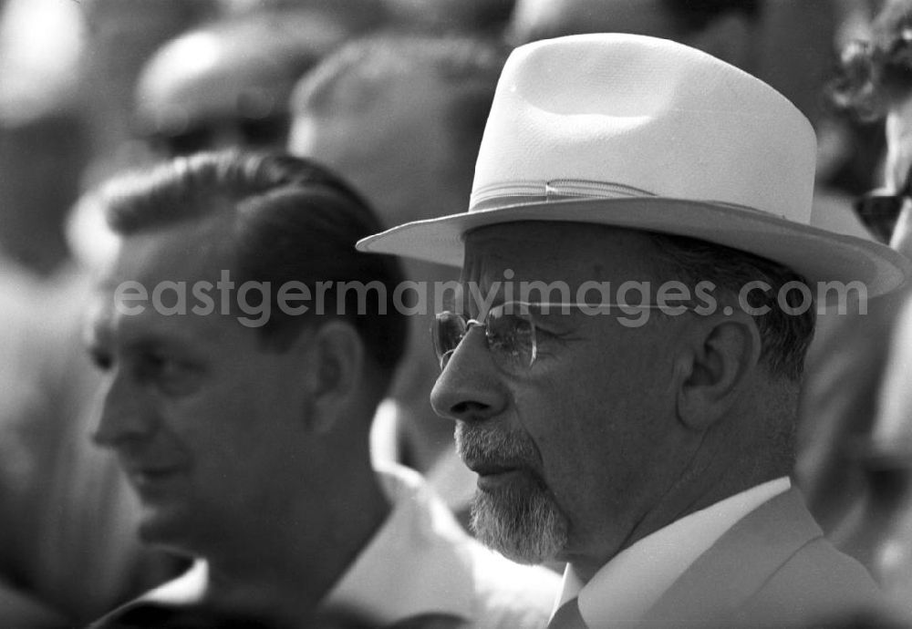 GDR image archive: Leipzig - Der Erste Sekretär der SED und Vorsitzende des Staatsrates der DDR, Walter Ulbricht, besucht das IV. Deutsche Turn- und Sportfest in Leipzig vom 1.-4.8.1963.