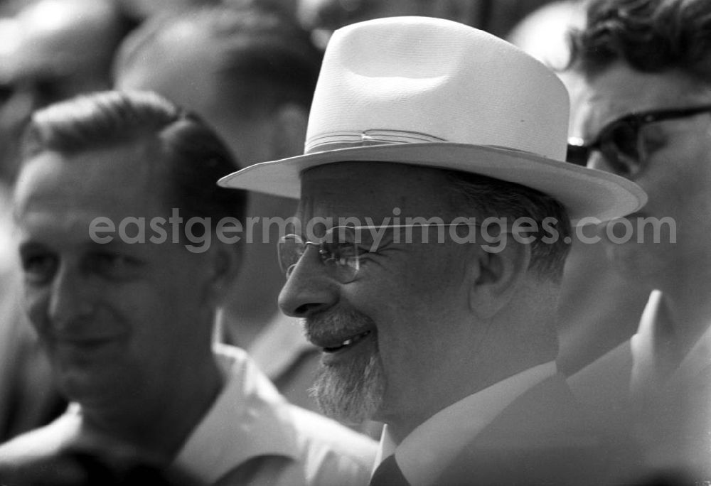 GDR photo archive: Leipzig - Der Erste Sekretär der SED und Vorsitzende des Staatsrates der DDR, Walter Ulbricht, besucht das IV. Deutsche Turn- und Sportfest in Leipzig vom 1.-4.8.1963.