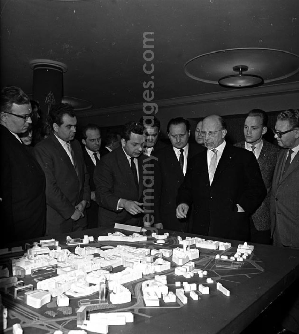 GDR picture archive: Dresden - Dezember.1963 Walter Ulbricht besucht das Stadtzentrum von Dresden.