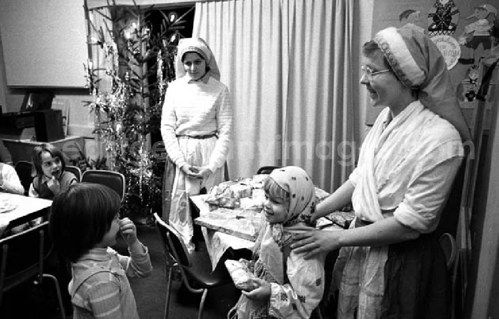 GDR photo archive: Berlin - 15.12.1982 Weihnachtsfeier in einem Kindergarten Umschlagnummer: 1234