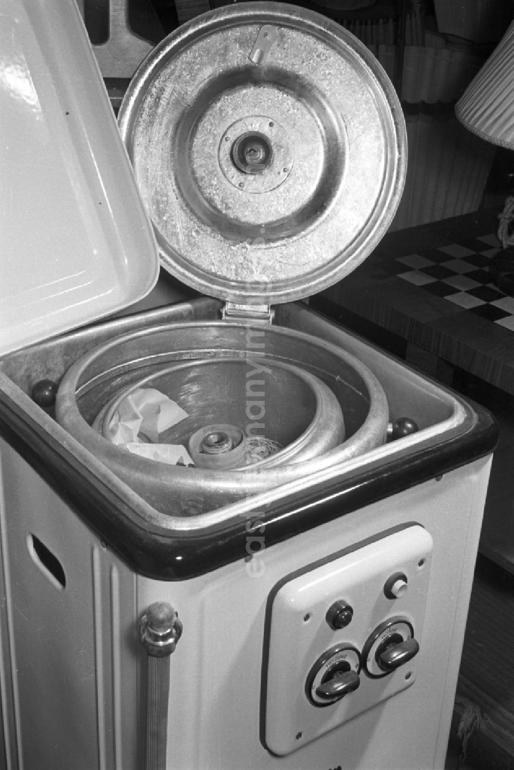 GDR photo archive: Berlin - Wave wheel washing machine Combi II from the VEB Waschgeraetewerk Schwarzenberg in Berlin East Berlin in the area of the former GDR, German Democratic Republic