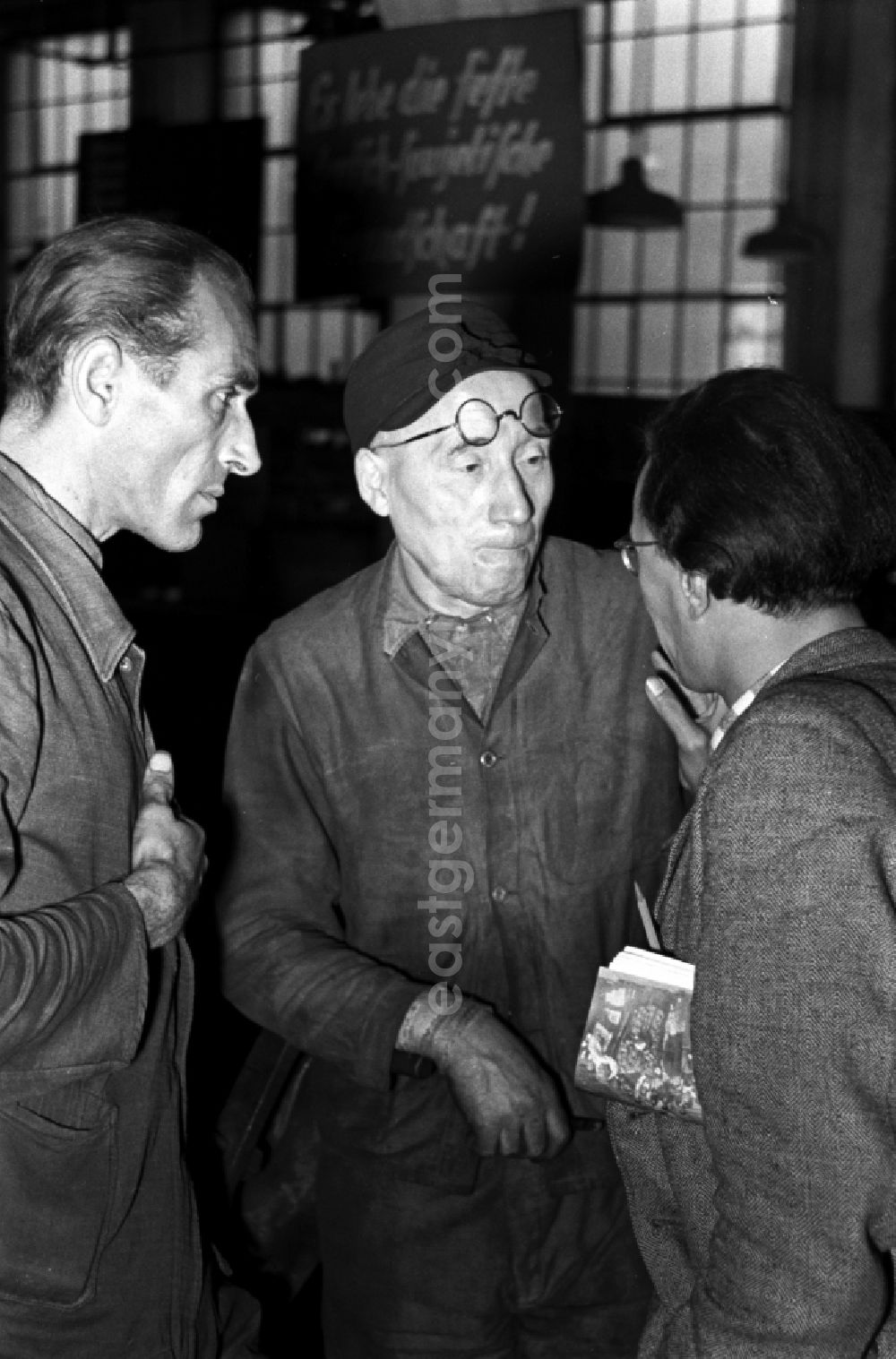 GDR picture archive: Leipzig - Worker in the Polygraph paper processing machine factory Optima VEB in Leipzig, Saxony in the territory of the former GDR, German Democratic Republic