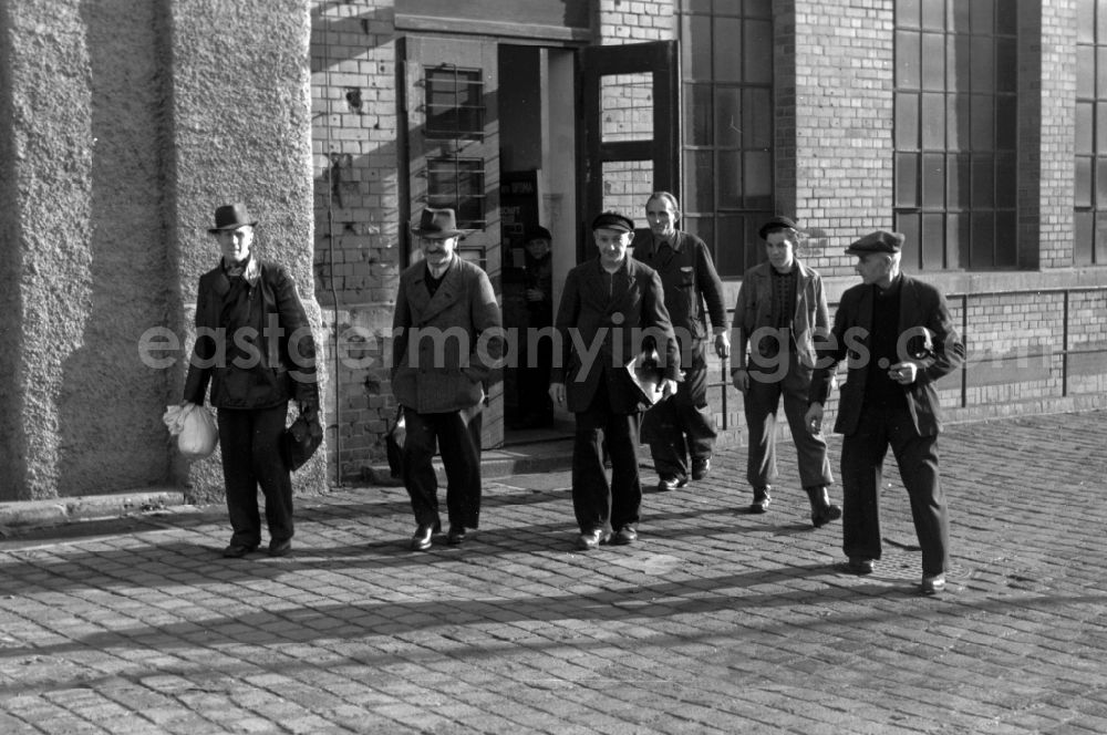 Leipzig: End of work at the Polygraph paper processing machine factory Optima VEB in Leipzig, Saxony in the territory of the former GDR, German Democratic Republic