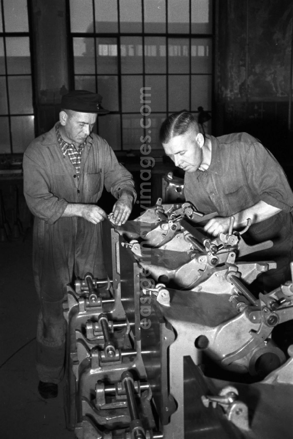 GDR image archive: Leipzig - Worker in the Polygraph paper processing machine factory Optima VEB in Leipzig, Saxony in the territory of the former GDR, German Democratic Republic