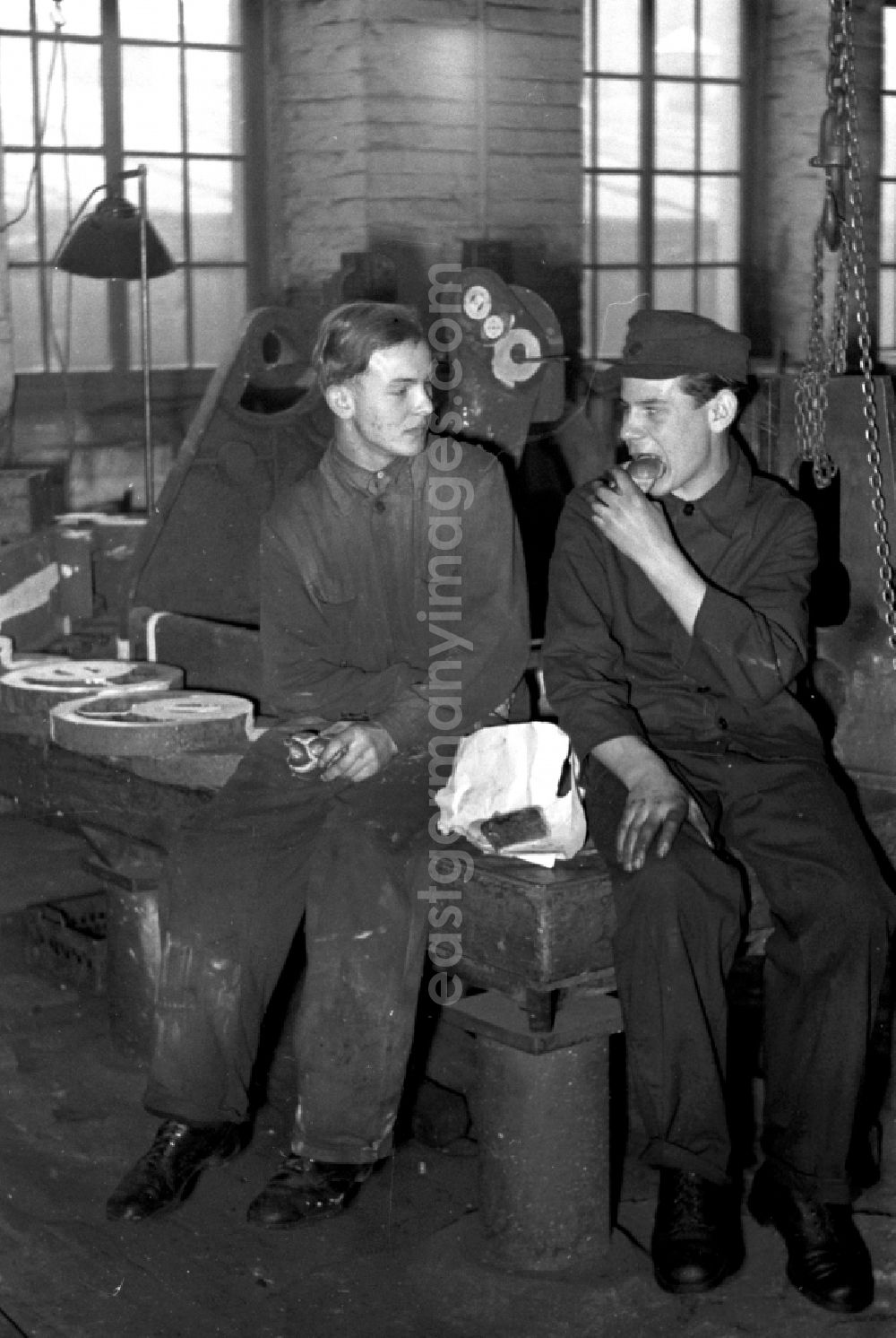 GDR photo archive: Leipzig - Break at the Polygraph paper processing machine factory Optima VEB in Leipzig, Saxony in the territory of the former GDR, German Democratic Republic