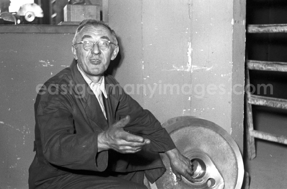 GDR image archive: Leipzig - Worker in the Polygraph paper processing machine factory Optima VEB in Leipzig, Saxony in the territory of the former GDR, German Democratic Republic