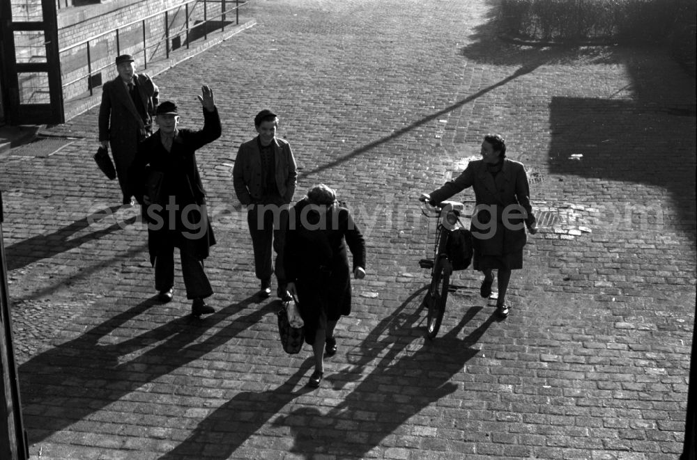 GDR photo archive: Leipzig - Closing time at the Polygraph paper processing machine factory Optima VEB in Leipzig, Saxony in the area of the former GDR, German Democratic Republic