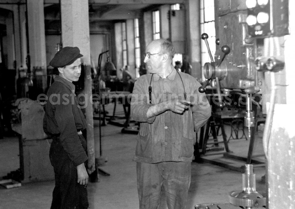 GDR photo archive: Leipzig - Worker in the Polygraph paper processing machine factory Optima VEB in Leipzig, Saxony in the territory of the former GDR, German Democratic Republic