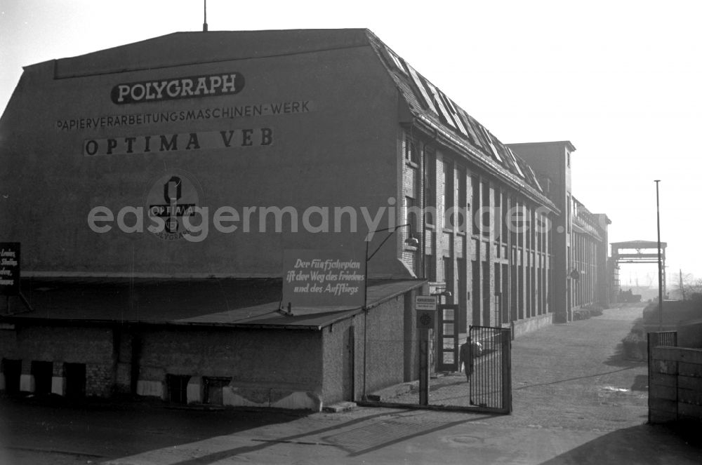 GDR picture archive: Leipzig - The slogan The Five-Year Plan is the path to peace and prosperity is written at the entrance of the Polygraph paper processing machine factory Optima VEB in Leipzig, Saxony in the territory of the former GDR, German Democratic Republic