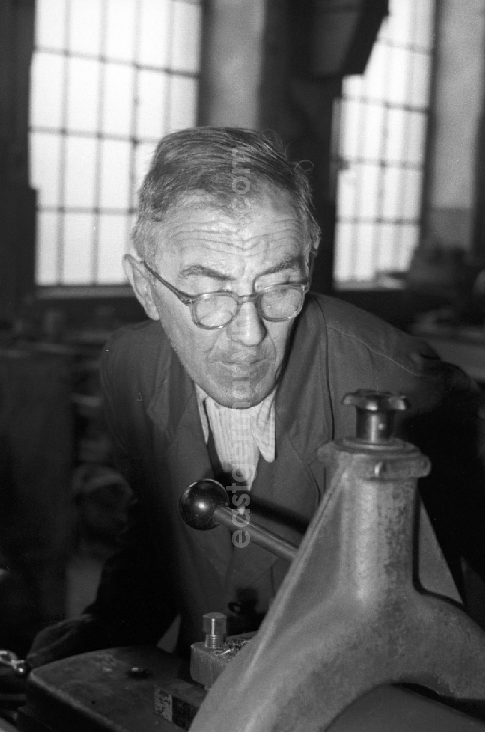 Leipzig: Worker in the Polygraph paper processing machine factory Optima VEB in Leipzig, Saxony in the territory of the former GDR, German Democratic Republic