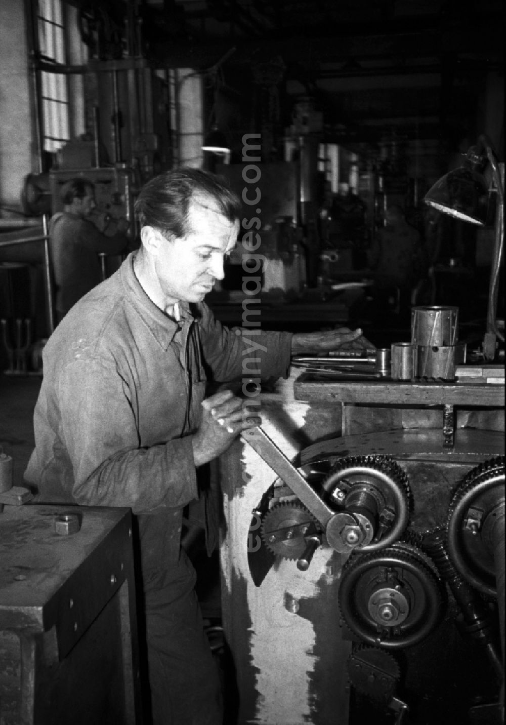 GDR image archive: Leipzig - Worker in the Polygraph paper processing machine factory Optima VEB in Leipzig, Saxony in the territory of the former GDR, German Democratic Republic