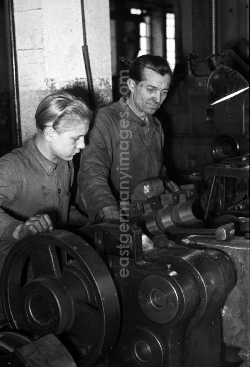 GDR picture archive: Leipzig - Worker in the Polygraph paper processing machine factory Optima VEB in Leipzig, Saxony in the territory of the former GDR, German Democratic Republic