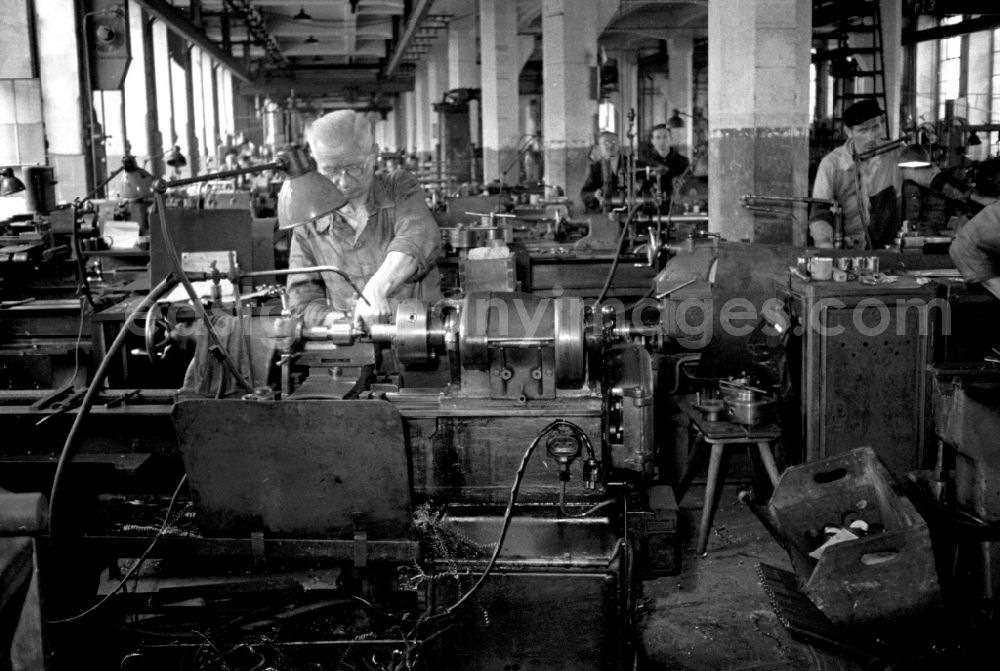 Leipzig: Worker in the Polygraph paper processing machine factory Optima VEB in Leipzig, Saxony in the territory of the former GDR, German Democratic Republic