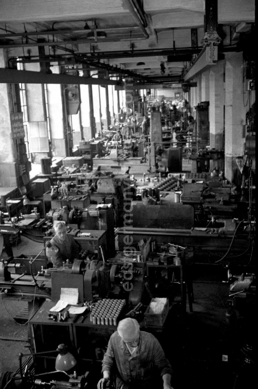 GDR image archive: Leipzig - Worker in the Polygraph paper processing machine factory Optima VEB in Leipzig, Saxony in the territory of the former GDR, German Democratic Republic