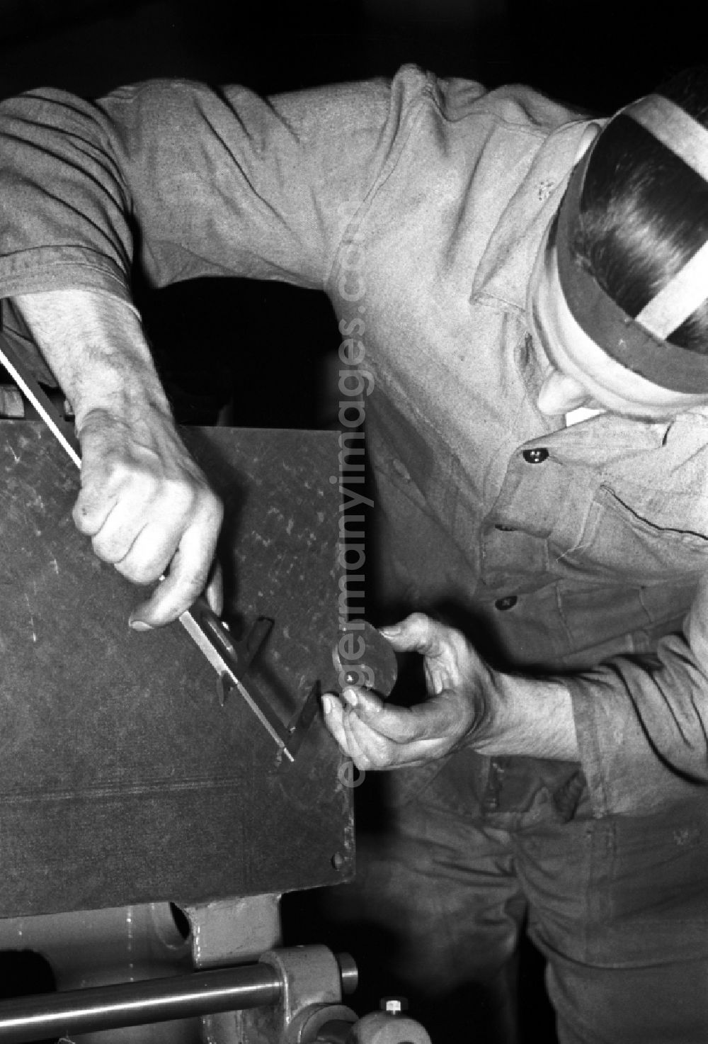 GDR photo archive: Leipzig - Worker in the Polygraph paper processing machine factory Optima VE in Leipzig, Saxony in the territory of the former GDR, German Democratic Republic