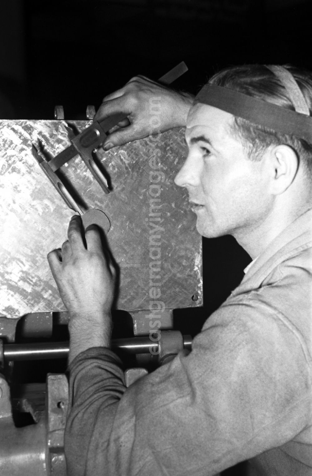 Leipzig: Worker in the Polygraph paper processing machine factory Optima VEB in Leipzig, Saxony in the territory of the former GDR, German Democratic Republic