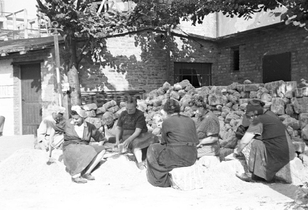 GDR picture archive: Berlin - Reconstruction of the Volksbuehne at Rosa-Luxemburg-Platz in East Berlin on the territory of the former GDR, German Democratic Republic