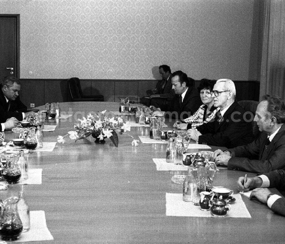 GDR photo archive: Berlin - Willi Stoph empfängt Nikolai Baibakow (UdSSR) (144)