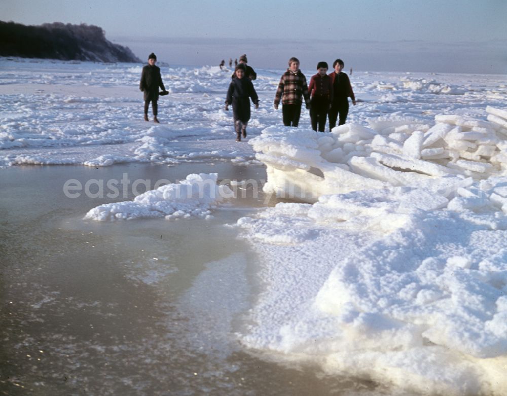 GDR picture archive: Zingst - View over the icy Strelasund to the skyline of the city of Stralsund, Mecklenburg-Vorpommern in the area of the former GDR, German Democratic Republic