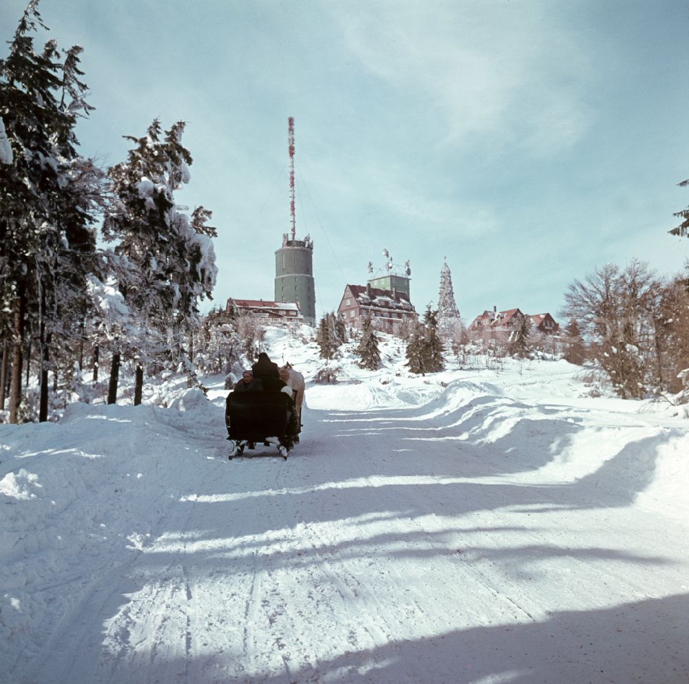 GDR picture archive: Bad Tabarz - Holidaymakers in a horse-drawn sleigh on the way to the viewing point on the Grosser Inselsberg in winter in Bad Tabarz, Thuringia in the territory of the former GDR, German Democratic Republic