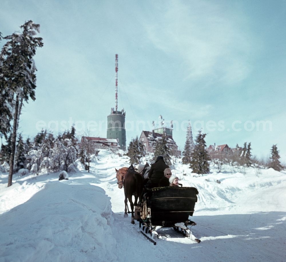 Bad Tabarz: Holidaymakers in a horse-drawn sleigh on the way to the viewing point on the Grosser Inselsberg in winter in Bad Tabarz, Thuringia in the territory of the former GDR, German Democratic Republic