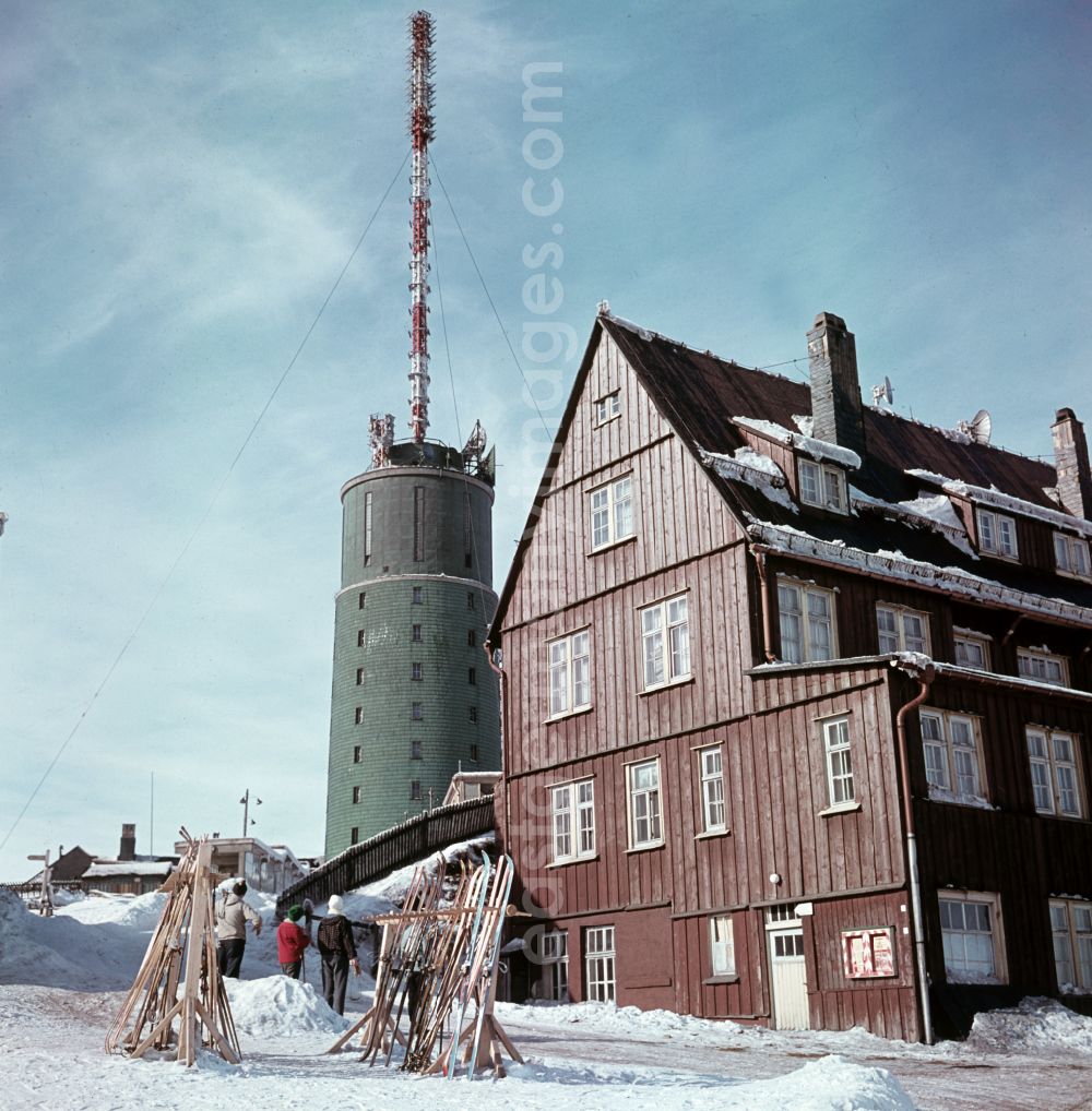 GDR photo archive: Bad Tabarz - Holidaymakers in front of the transmission tower and HO restaurant on the Grosser Inselsberg in winter in Bad Tabarz, Thuringia in the territory of the former GDR, German Democratic Republic