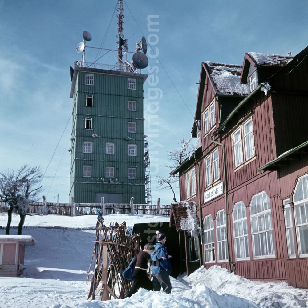 GDR picture archive: Bad Tabarz - Holidaymakers in front of the transmission tower and HO restaurant on the Grosser Inselsberg in winter in Bad Tabarz, Thuringia in the territory of the former GDR, German Democratic Republic