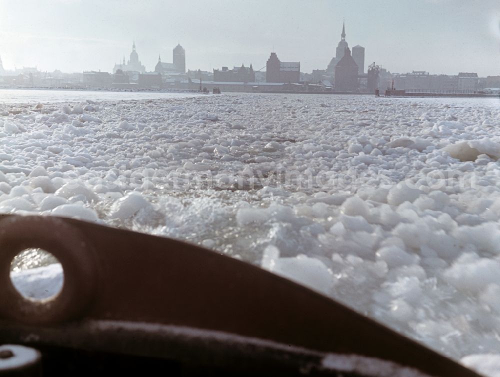 GDR image archive: Stralsund - View over the icy Strelasund to the skyline of the city of Stralsund, Mecklenburg-Vorpommern in the area of the former GDR, German Democratic Republic