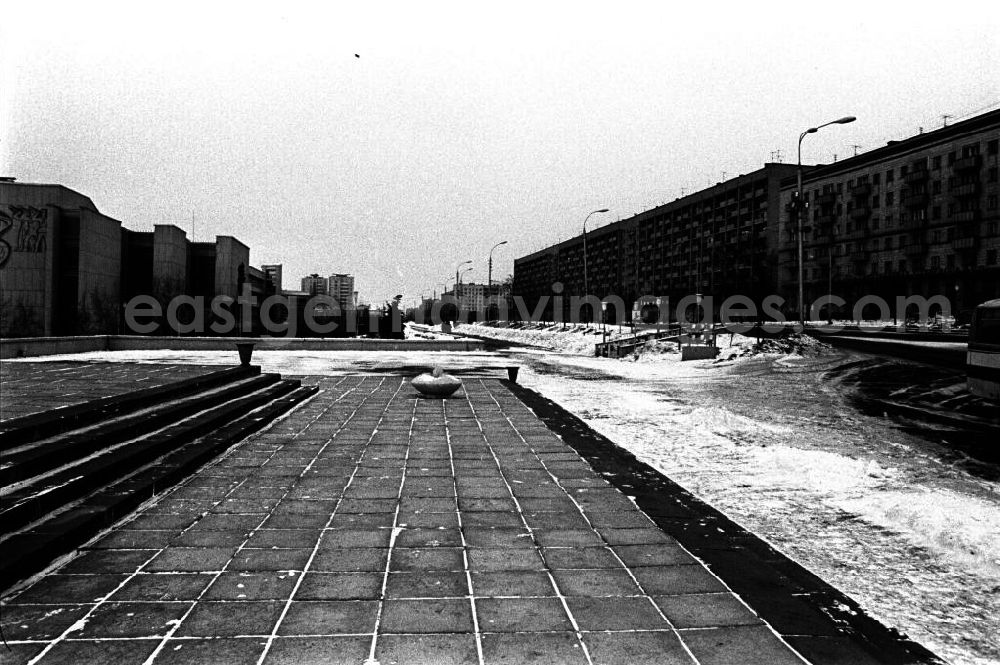 GDR picture archive: Uljanowsk - Ein Wohngebiet in Uljanowsk. Rechts kann man das längste Haus in Uljanowsk sehen, man nennt es Chinesische Mauer, und links gegenüber befindet sich das Pionierhaus. (