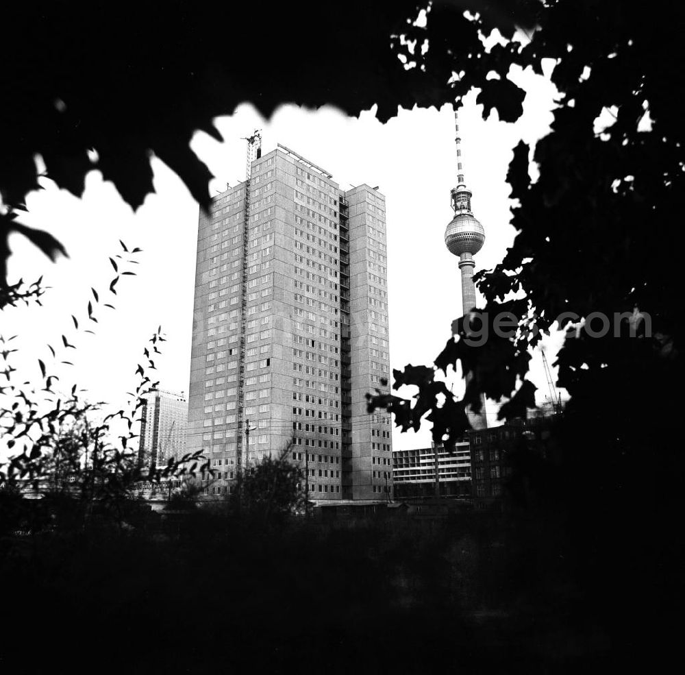 Berlin: Ein neu errichtetes Mehrfamilienhaus / Wohnhaus / Hochhaus an der Rochstrasse nahe dem Fernsehturm am Alexanderplatz.