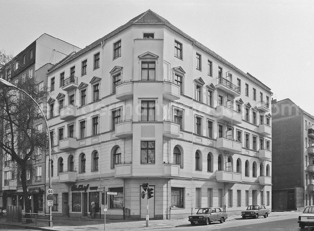 GDR image archive: Berlin - Facades of an old apartment building on Frankfurter Allee corner Jessnerstrasse in the district of Friedrichshain in Berlin East Berlin in the area of the former GDR, German Democratic Republic