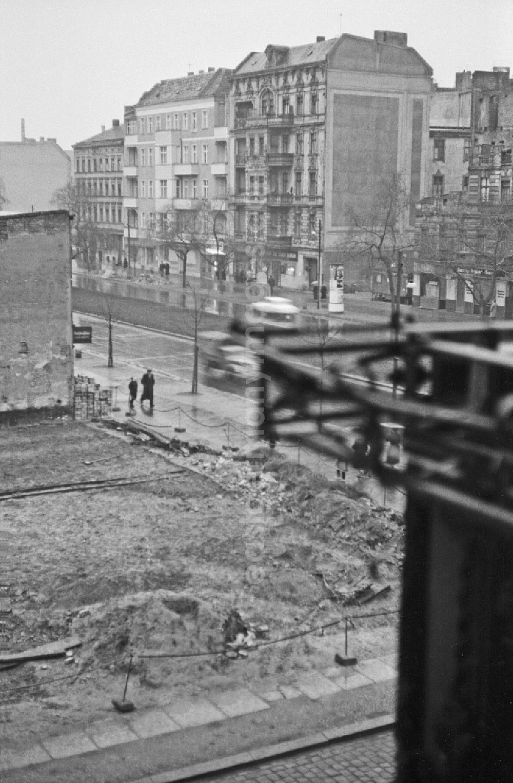 GDR photo archive: Berlin - Facades of an old apartment building on Frankfurter Allee corner Jessnerstrasse in the district of Friedrichshain in Berlin East Berlin in the area of the former GDR, German Democratic Republic