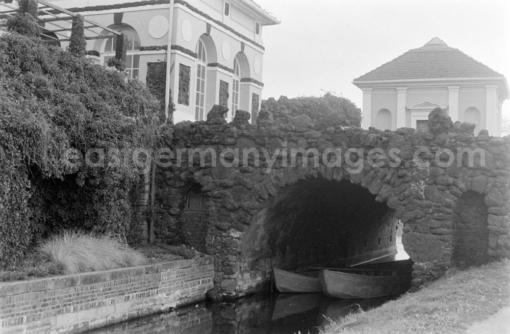 GDR image archive: Oranienbaum-Wörlitz - Eisenhart bridge structure with the library pavilion and South Sea pavilion in Woerlitz Park in Oranienbaum-Woerlitz, Saxony-Anhalt in the territory of the former GDR, German Democratic Republic