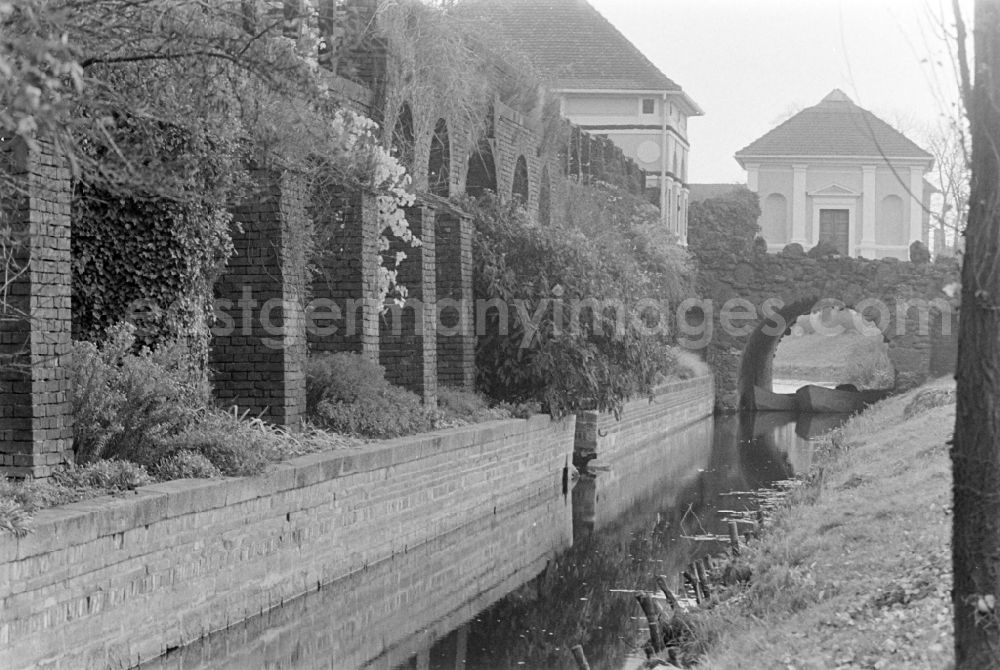 GDR photo archive: Oranienbaum-Wörlitz - Eisenhart bridge structure with the library pavilion and South Sea pavilion in Woerlitz Park in Oranienbaum-Woerlitz, Saxony-Anhalt in the territory of the former GDR, German Democratic Republic