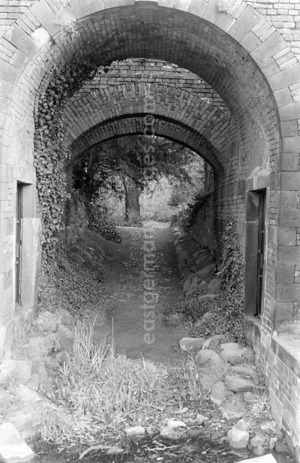 GDR photo archive: Oranienbaum-Wörlitz - Eisenhart with gate passage in Woerlitzer Park in Oranienbaum-Woerlitz, Saxony-Anhalt in the territory of the former GDR, German Democratic Republic