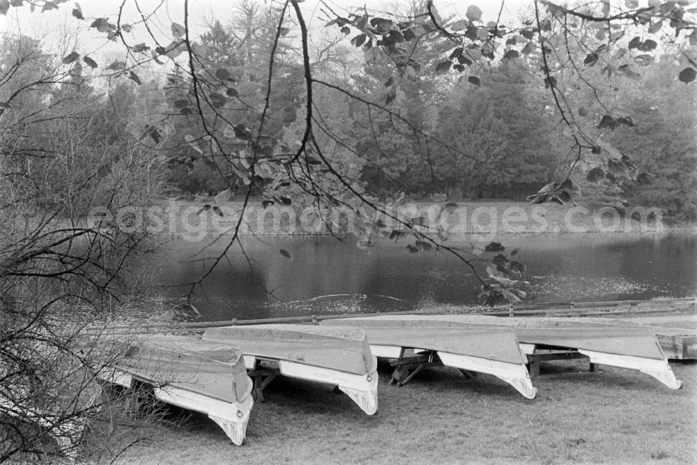 GDR picture archive: Oranienbaum-Wörlitz - Gondola landing stage at Kraegengraben in Woerlitzer Park in Oranienbaum-Woerlitz, Saxony-Anhalt in the territory of the former GDR, German Democratic Republic