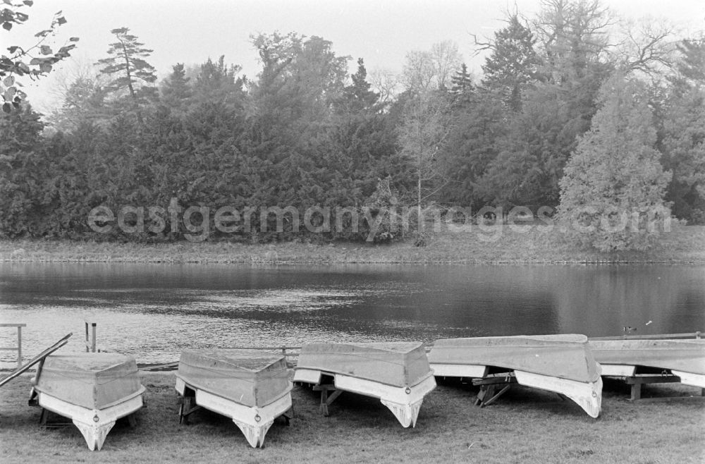 GDR image archive: Oranienbaum-Wörlitz - Gondola landing stage at Kraegengraben in Woerlitzer Park in Oranienbaum-Woerlitz, Saxony-Anhalt in the territory of the former GDR, German Democratic Republic