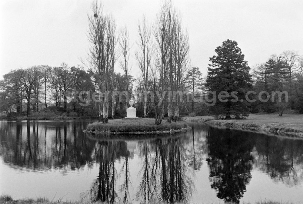 GDR picture archive: Oranienbaum-Wörlitz - Rousseau Island in Woerlitz Park in Oranienbaum-Woerlitz, Saxony-Anhalt in the territory of the former GDR, German Democratic Republic